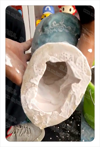乳胶模具做石膏像娃娃灌浆(第二遍)